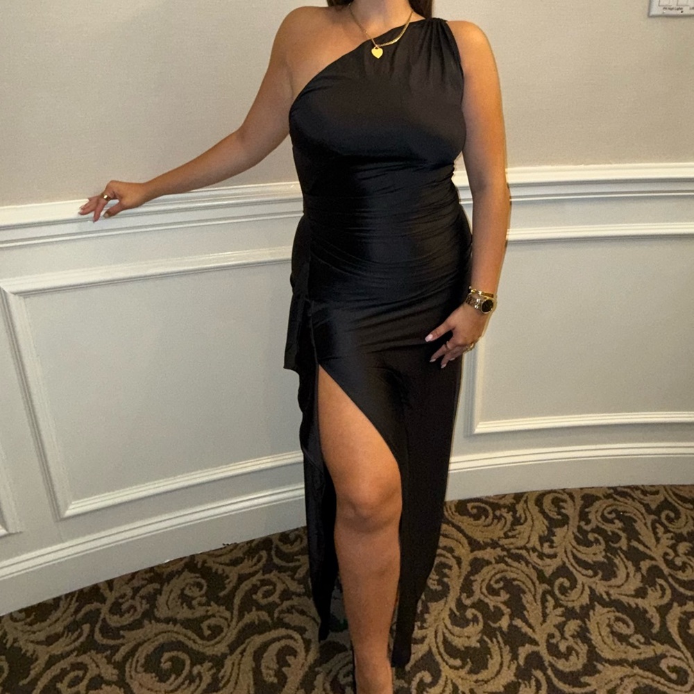 PrettyLittleThing Black One-Shoulder Gown